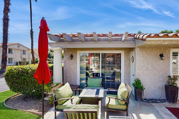 Outdoor dining - Mesquite Country Club | Corner-Unit with 2 Patios | Pool, Hot Tub & Tennis (Palm Springs)