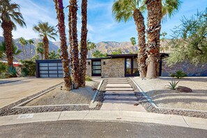 Property grounds - Stylish Mid-century gem near downtown with pool, hot tub, fire table & WiFi (Palm Springs)
