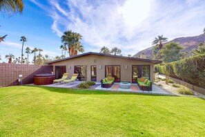 Terrace/patio - Stylish Mid-century gem near downtown with pool, hot tub, fire table & WiFi (Palm Springs)