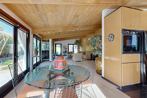 Dining - Stylish Mid-century gem near downtown with pool, hot tub, fire table & WiFi (Palm Springs)