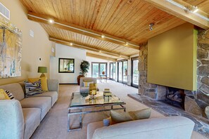 Smart TV, fireplace - Stylish Mid-century gem near downtown with pool, hot tub, fire table & WiFi (Palm Springs)