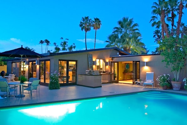 A heated pool - Stylish Mid-century gem near downtown with pool, hot tub, fire table & WiFi (Palm Springs)