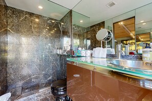 Douche, sèche-cheveux, serviettes fournies