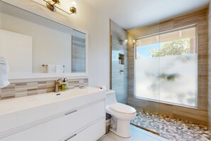 Shower, hair dryer, towels - Beautifully Remodeled Mid-Century Modern Home with Private Heated Pool & Spa (Palm Springs)