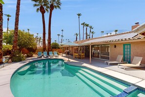 A heated pool - Beautifully Remodeled Mid-Century Modern Home with Private Heated Pool & Spa (Palm Springs)