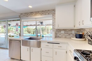 Fridge, microwave, oven, stovetop - Beautifully Remodeled Mid-Century Modern Home with Private Heated Pool & Spa (Palm Springs)
