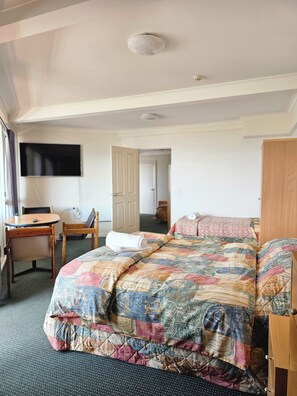 2 bedrooms, iron/ironing board, WiFi, bed sheets - Room 20: Spacious 2-BR Central Apartment - 1 Queen & 3 Singles - Full Amenities (Jindabyne)