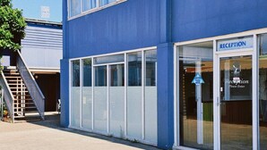 En byggnad med en reception, en trappa och en skylt som visar vägen till Lakeview Plaza Plaza Motel.