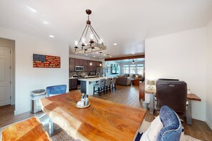 Interior - Spacious mountain view escape with guest house, patio & washer/dryer - near golf (Flagstaff)