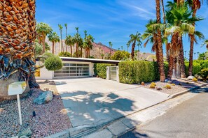 Property grounds - Deluxe Vista Las Palmas home w/private pool & spa - close to downtown (Palm Springs)