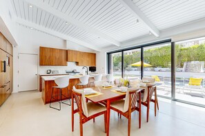Fridge, microwave, oven, stovetop - Deluxe Vista Las Palmas home w/private pool & spa - close to downtown (Palm Springs)