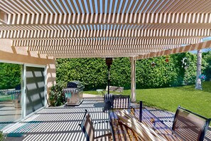 Outdoor dining - Expansive home with fireplace, heated pool & and spa in backyard haven (Indio)