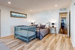 4 bedrooms, desk, iron/ironing board, free WiFi - Charming home with full kitchen, fireplace, grill, & viewing deck (Idyllwild)