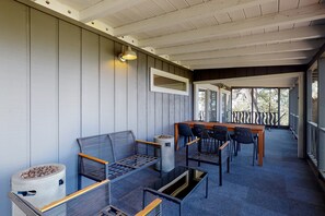 Outdoor dining - Charming home with full kitchen, fireplace, grill, & viewing deck (Idyllwild)
