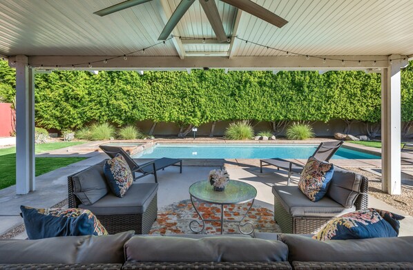 Terrace/patio - Stylish, dog-friendly home with private pool, pool spa, enclosed yard & grill (Palm Springs)