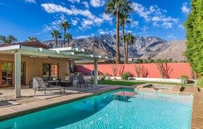 A heated pool - Stylish, dog-friendly home with private pool, pool spa, enclosed yard & grill (Palm Springs)