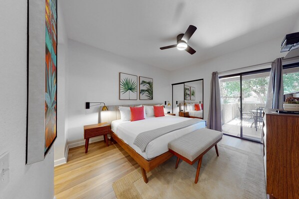 2 bedrooms, iron/ironing board, free WiFi, bed sheets - Vibrant dog-friendly condo with hot tub, tennis court, pool, W/D, grill & patio (Palm Springs)