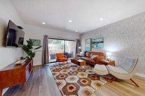 Smart TV - Vibrant dog-friendly condo with hot tub, tennis court, pool, W/D, grill & patio (Palm Springs)