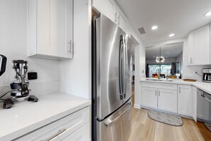 Fridge, microwave, oven, stovetop - Vibrant dog-friendly condo with hot tub, tennis court, pool, W/D, grill & patio (Palm Springs)