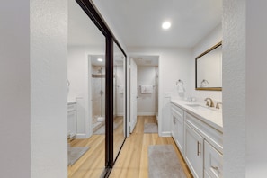 Shower, hair dryer, towels - Vibrant dog-friendly condo with hot tub, tennis court, pool, W/D, grill & patio (Palm Springs)