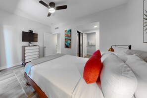 2 bedrooms, iron/ironing board, free WiFi, bed sheets - Vibrant dog-friendly condo with hot tub, tennis court, pool, W/D, grill & patio (Palm Springs)
