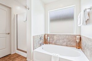 Shower, hair dryer, towels - Inviting Family Home Near Town with Amazing Views, Fast WiFi, & Central AC (Flagstaff)