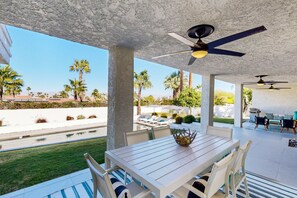 Outdoor dining - Mountain-View Haven with Pool, Peloton - Available for Coachella & Stagecoach (Palm Desert)