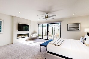 3 bedrooms, desk, iron/ironing board, free WiFi - Mountain-View Haven with Pool, Peloton - Available for Coachella & Stagecoach (Palm Desert)
