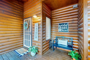 Interior - Two-story cabin with furnished decks, fireplace, washer/dryer, & central AC (Pinetop)