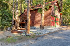 Exterior - Serene & cozy vintage 1950s cabin with fireplace & washer/dryer (Idyllwild)