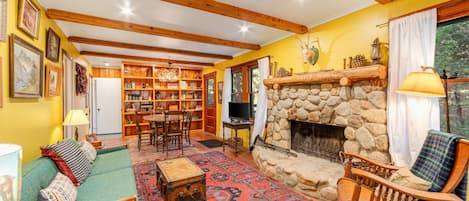Smart-TV, Kamin, Bücher