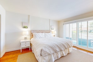2 bedrooms, iron/ironing board, free WiFi, bed sheets - Palm Desert Resorter | New Furnishings | 20 Pools, Championship Golf (Palm Desert)