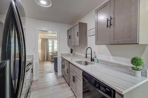 Private kitchen -  Nice 2bed for mid term. Close to Joplin hospitals. Utilities and wifi included. (Joplin)