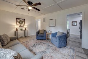 Living area -  Nice 2bed for mid term. Close to Joplin hospitals. Utilities and wifi included. (Joplin)