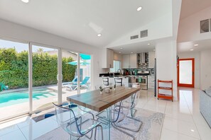 Dining - Centrally located home with private pool & hot tub, alfresco dining & firepit (Palm Springs)