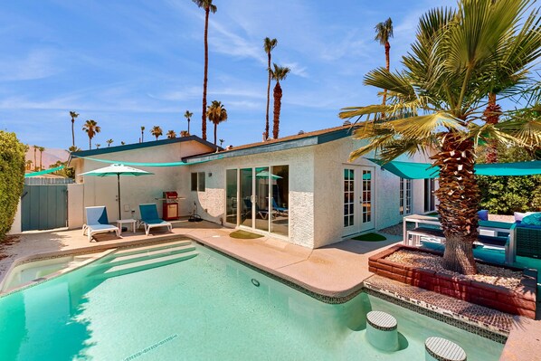 A heated pool - Centrally located home with private pool & hot tub, alfresco dining & firepit (Palm Springs)