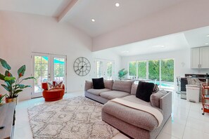 Smart TV - Centrally located home with private pool & hot tub, alfresco dining & firepit (Palm Springs)