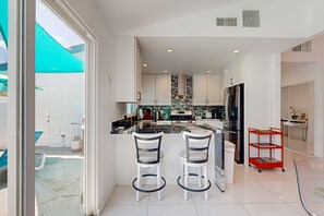 Fridge, microwave, oven, stovetop - Centrally located home with private pool & hot tub, alfresco dining & firepit (Palm Springs)