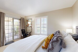 2 chambres, bureau, fer et planche à repasser, accès au Wi-Fi (inclus)
