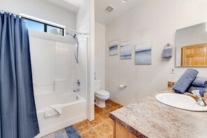 Shower, hair dryer, towels - Peaceful retreat with covered porch, washer/dryer - golf/hiking (Pinetop)