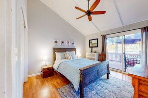 2 bedrooms, iron/ironing board, free WiFi, bed sheets - Sunlit dog-friendly home with central AC, deck, & fireplace - near golf & trails (Flagstaff)