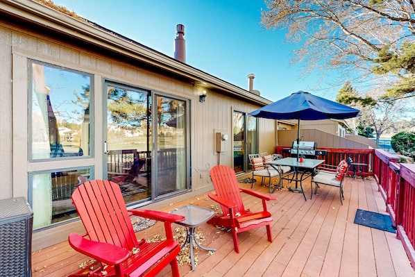 Outdoor dining - Sunlit dog-friendly home with central AC, deck, & fireplace - near golf & trails (Flagstaff)