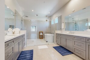 Shower, hair dryer, towels - The Dream Weaver | House in La Quinta with a private pool and hot tub (La Quinta)