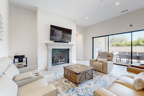 Smart TV, fireplace - The Dream Weaver | House in La Quinta with a private pool and hot tub (La Quinta)