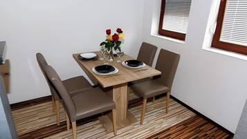 Apartemen Deluks, pemandangan kota | Tempat makan