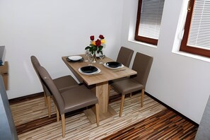 Deluxe Apartment, City View | Dining