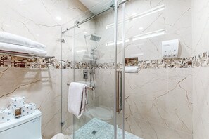 Dusche, Haartrockner, Handtücher
