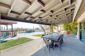 Outdoor dining - Saguaro Gardens desert retreat on 5 acres with pool, pool spa, & casita (Desert Hot Springs)