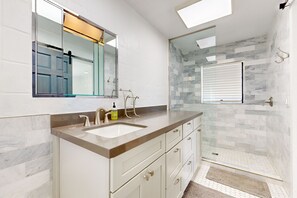 Shower, hair dryer, towels - Saguaro Gardens desert retreat on 5 acres with pool, pool spa, & casita (Desert Hot Springs)