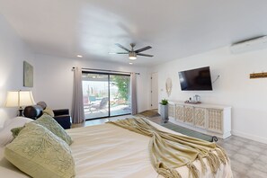 5 bedrooms, iron/ironing board, free WiFi, bed sheets - Saguaro Gardens desert retreat on 5 acres with pool, pool spa, & casita (Desert Hot Springs)